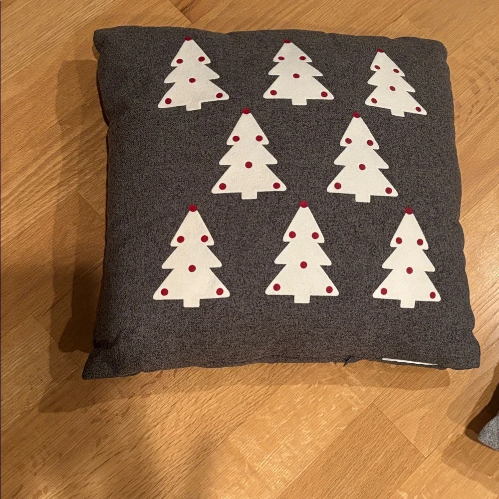 HOLIDAY PILLOWS nwot bundle/2 winter/holiday design